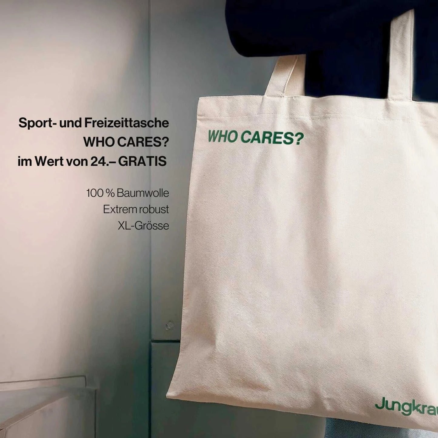 Eine beigefarbene Stofftasche mit der grünen Aufschrift „WHO CARES?“ und dem Jungkraut-Logo. Links im Bild steht der Text: „Sport- und Freizeittasche WHO CARES? im Wert von 24.– GRATIS. 100 % Baumwolle, extrem robust, XL-Grösse.“ Die Tasche wird an einem Arm getragen, der Hintergrund ist dezent und hell.