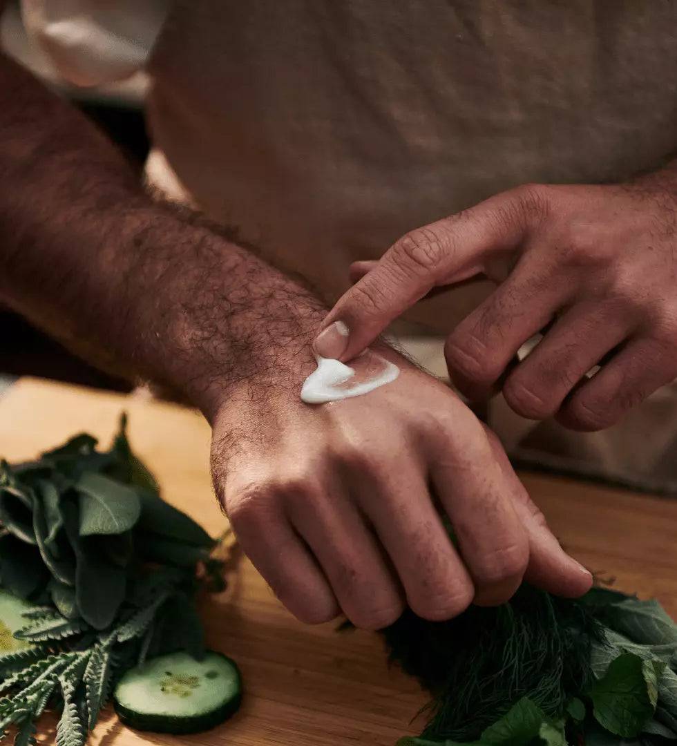 Jungkraut natürliche Hautpflegeprodukte mit biologischen Pflanzenextrakten und wirksamen Actives im Gesichtspflegeset