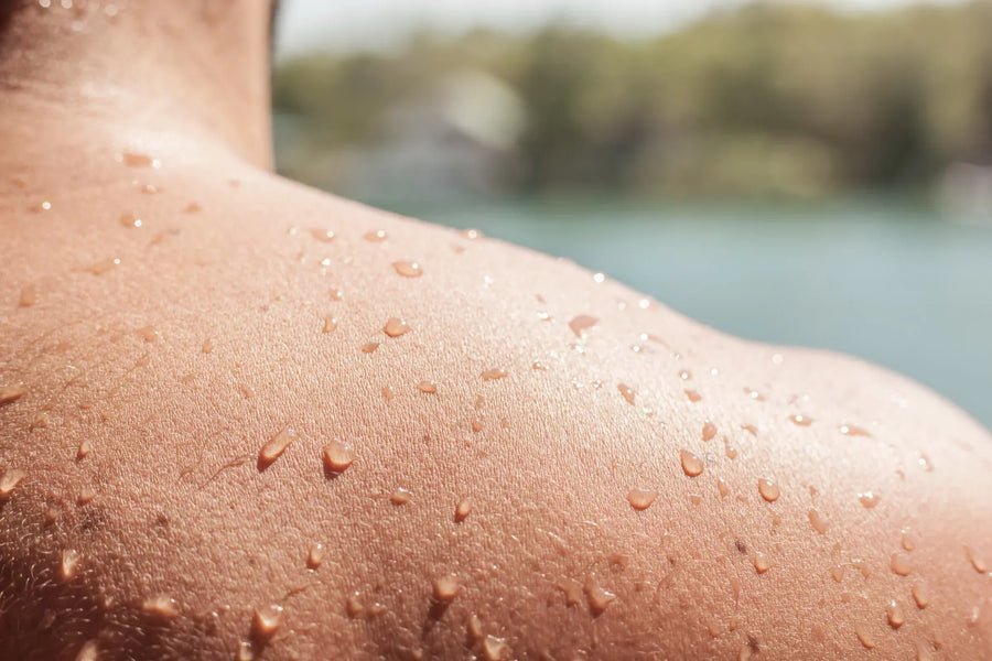 Haut nach dem Sommer: Mann nach dem Schwimmen am Pool, Jungkraut