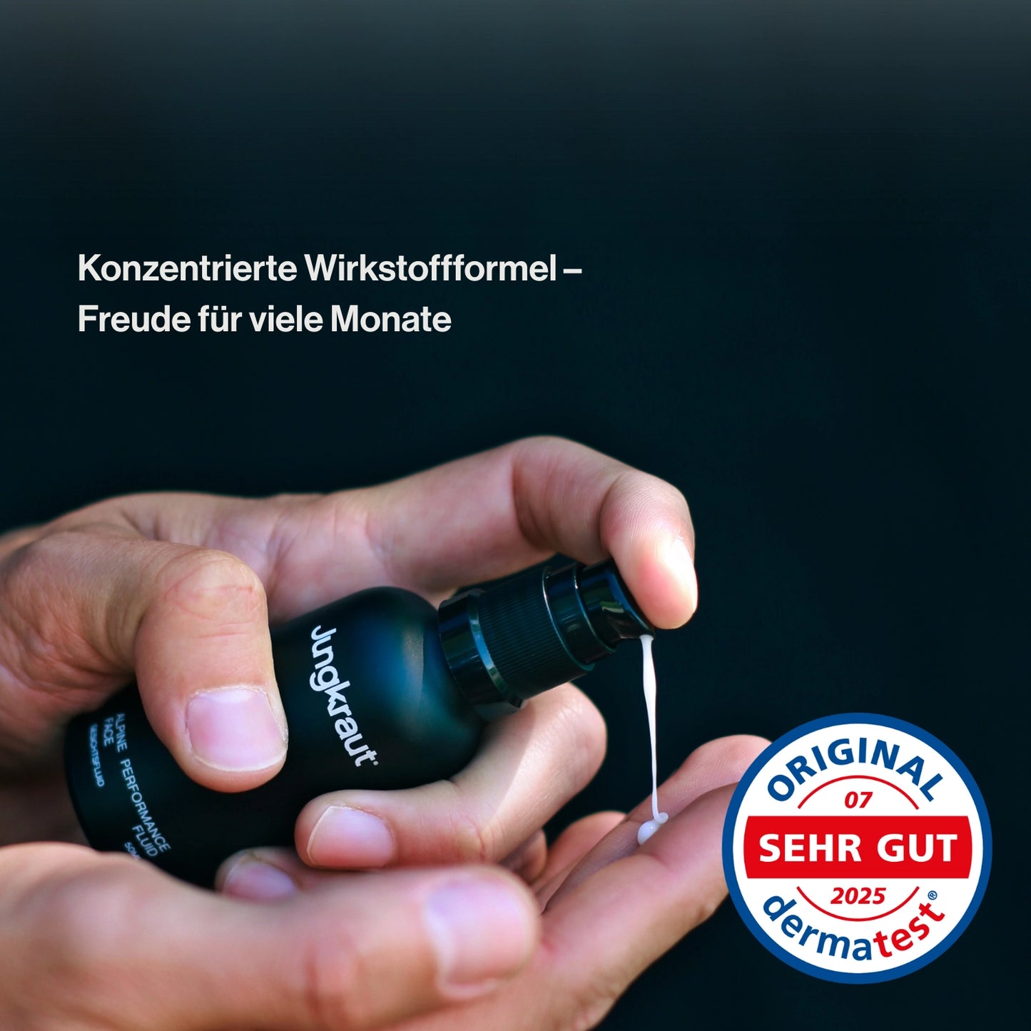 Nahaufnahme von Händen, die das Jungkraut Alpine Performance Face Fluid auftragen. Ein Tropfen der Creme wird aus der schwarzen Pumpflasche gedrückt. Links oben steht der Text „Konzentrierte Wirkstoffformel – Freude für viele Monate“. Unten rechts ist das „Dermatest – Sehr gut 2025“-Siegel zu sehen. Das Bild vermittelt Qualität, Ergiebigkeit und dermatologisch geprüfte Hautverträglichkeit.