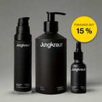 Drei schwarze Jungkraut Männerpflegeprodukte mit 15-Prozent-Hinweis, minimalistisches Set aus Creme, Bodylotion und Serum
