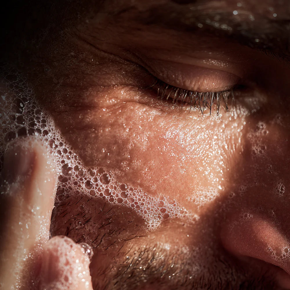 Close-up Männerhaut mit Reinigungsschaum bei Gesichtspflege für Männer