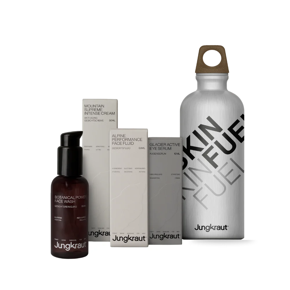 Jungkraut Anti-Aging-Pflegeset bestehend aus Gesichtsreiniger, Gesichtsfluid, Intensivcreme und Augenserum, arrangiert vor einer silbernen SIGG-Flasche mit modernem Schriftzug; die Produkte stehen geordnet auf einer hellen Fläche.